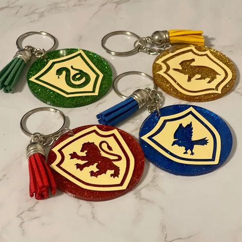 #hogwartsismyhome #hogwarts #hogwartscastle #ravenclaw #hufflepuff #hufflepuffpride #slytherin #gryffindor Vynil Keychain Ideas, Hufflepuff Crafts Diy, Harry Potter Acrylic Keychain, Harry Potter Resin Crafts, Harry Potter Jewelry Diy, Hogwarts Keychain, Harry Potter Diy Ornaments, Silhouette Cameo Ideas, Acrylic Keychain Ideas Vinyl