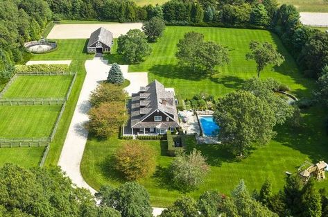 East Hampton home with horse stables on the property asks $9.25M Mansion With Stables, House With Stables, Equestrian Properties, Horse Farm Layout, Country Living Room Ideas, House With Land, Luxury Farm, Barn Layout, Property Agent