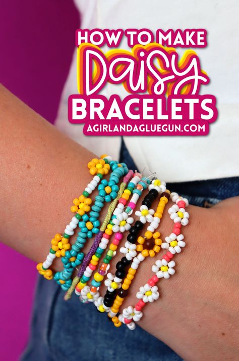 How To Make A Flower With Seed Beads, Daisy Friendship Bracelet Pattern, Flower Bracelet Diy, Daisy Bracelets, Girls Camp Crafts, Beaded Daisy, Making Bracelets With Beads, Diy Bracelets Tutorials, Daisy Bracelet