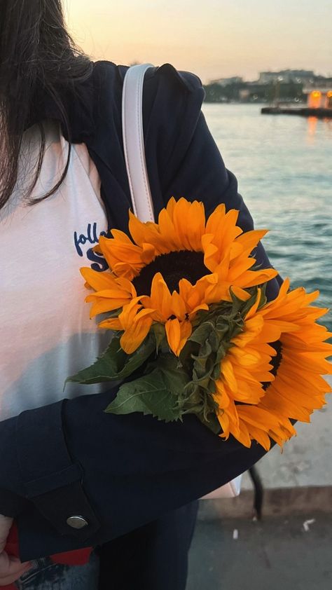 Sunflower Girl Aesthetic, Sunflower Pics, Sunflower Outfit, Sparkly Cake, Sunflower Aesthetic, Sunflower Girl, Nature Aesthetics, Purple Flowers Wallpaper, Sunflower Pictures