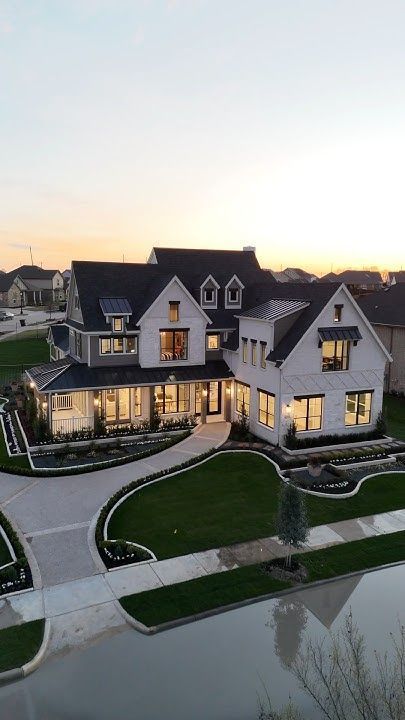 Cute Mansions Dream Houses, Mansions In Texas, Big Nice Houses, Cute Big Houses, Mansion Front View, Real Life Houses, Modern Farmhouse Mansion, 2 Story Mansion, Big House Aesthetic