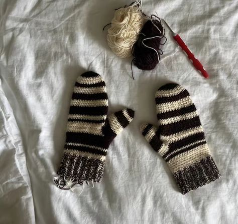 Crocheting Gloves, Crochet Black And White, Cute Gloves, White Mittens, Cute Knitting, Cool Photography, Designer Photo, Crochet Black, Fashion Vibes