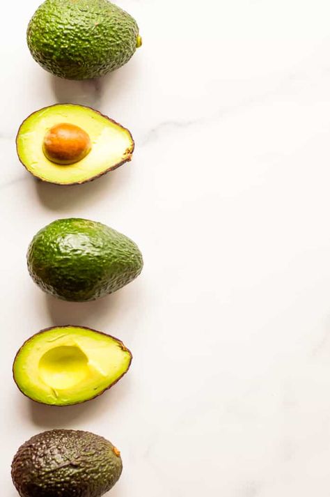 Are you wondering how to store avocado so that you can bank on that healthy green goodness longer? Whether your avocados are underripe, perfectly ripe or cut, here are the best tips and tricks for storing avocados. How To Store Cabbage, Avocado Snack Ideas, How To Store Spinach, Store Avocado, Avocado Ripe, How To Store Avocado, Unripe Avocado, Avocado Snack, Freeze Avocado