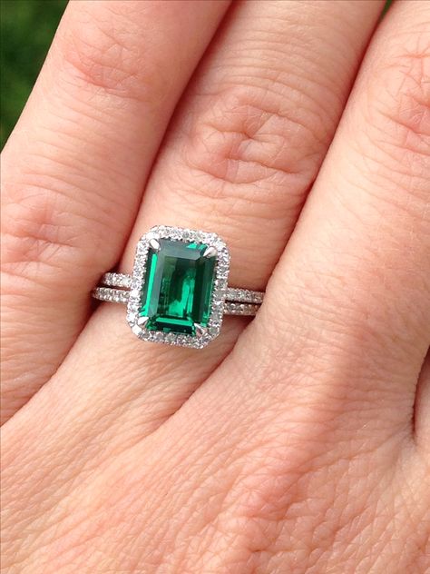 Classy Jewelry Aesthetic, Jewelry Aesthetic Gold, Emerald Ring Design, Jewelry Store Interior, Emerald Ring Vintage, Diamond Pendants Designs, Diamond Wedding Jewelry, Cute Engagement Rings, Vintage Style Engagement Rings