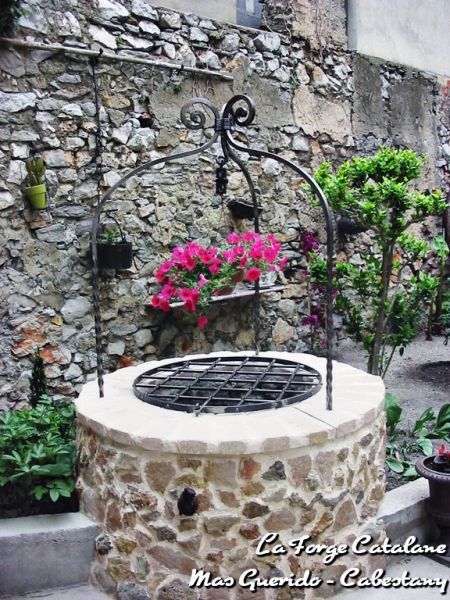 Les Puits - La forge Catalane artisan ferronnier fer forgé Roussillon Perpignan Metal Gates Design, La Forge, Wishing Well, Pool Landscaping, Gate Design, Bird Bath, Rustic House, Fire Pit, D Art