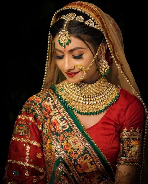 Top 15 Amazing Bridal Makeup Artists In Udaipur For Your Wedding Looks! - SetMyWed Gujarati Wedding Panetar, Soft Pink Makeup, Uni Makeup, Indian Bridal Wear Red, Gujarati Bride, Soft Makeup Look, Wedding Makeover, Bride Head, Indian Bride Makeup