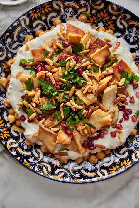 The easiest fatteh hummus, an easy chickpea fatteh that uses canned chickpeas and layers them with the best yogurt sauce and crispy bread. #chickpeas #fatteh #hummus #middleeasternfood Fatteh Hummus, Crumb Recipe, Asian Side Dishes, Crispy Bread, Middle East Food, Breakfast Sides, Dry Chickpeas, Dairy Free Yogurt, My Favorite Recipes