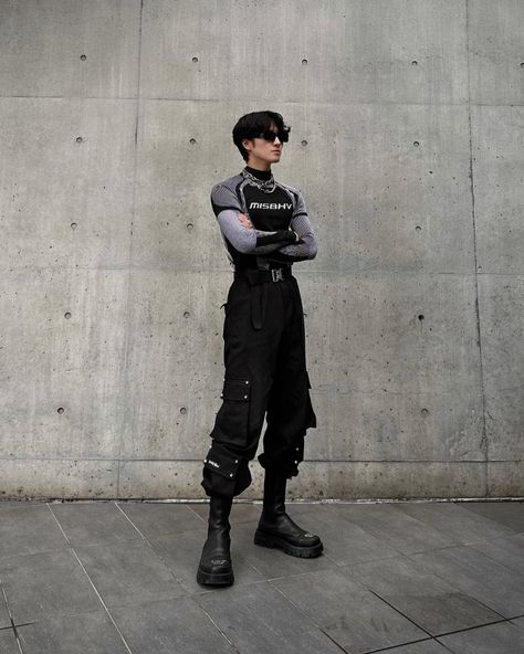 Outfits For Kcon, Leg Strap Outfit, Tech Outfit Aesthetic, Men Cyberpunk Outfit, Futuristic Male Outfit, Techwear Men Outfit Aesthetic, Techno Aesthetic Outfit Men, Man All Black Outfit, Kpop Concert Outfit Men