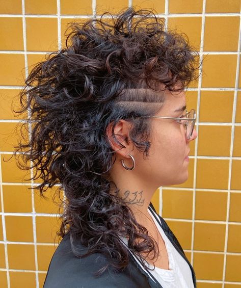 Medium Curly Undercut Shag Long Curly Hair, Short Curly Hair, Wolf Cut Curly Hair, Cut Curly Hair, Curly Hair Ideas, Wolf Cut, Ageless Style, Long Curly, Short Curly