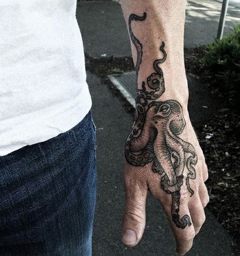 Tattoo Octopus, Tattoo Main, Herren Hand Tattoos, Octopus Tattoo Sleeve, Kraken Tattoo, Squid Tattoo, Le Tattoo, Tattoo On Hand, Octopus Tattoo Design