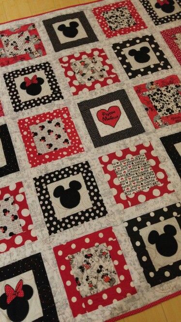 Cute minnie mouse quilt www.ktb8293.etsy.com Patchwork, Couture, Minnie Mouse Quilt Ideas, Mickey Mouse Quilt Pattern, Mickey Mouse Quilt Ideas, Minnie Mouse Quilt Patterns, Disney Quilt Patterns, Disney Quilts Ideas, Mickey Quilt