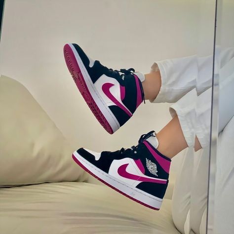 Nike Blazer Outfit, Sepatu Platform, Sepatu Air Jordan, Wallpaper Nike, Trendy Shoes Sneakers, Nike Fashion Shoes, Nike Shoes Girls, Jordan Shoes Girls, Jordan Shoes Retro