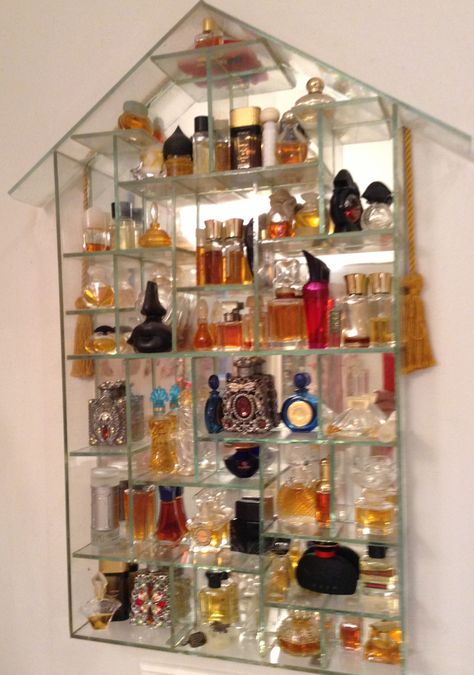 Organisation, Small Perfume Display, Small Perfume Collection, How To Organize Perfumes On Dresser, Perfume Collection Display, Profumo Victoria Secret, Koleksi Parfum, Collection Perfume, Small Perfume Bottles