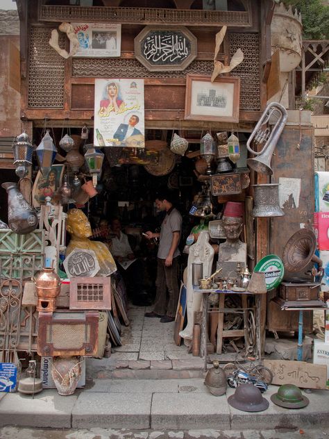 Khan el-Khalili | Antique shop-             EL CAIRO Old Cairo, Starověký Egypt, Life In Egypt, Modern Egypt, Egypt Aesthetic, Old Egypt, Egypt History, Egypt Travel, Cairo Egypt