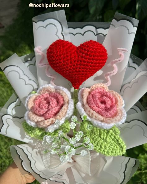 ❗️RAMO DISPONIBLE PARA ENTREGA INMEDIATA 💕🌹Rosas a crochet 🌹💕 ❗️Pedidos a crochet: Reserva con 3 semanas de anticipación. ❗️Envíos fuera de Usulután con cargo extra ❗️Entregas en Usulután #flores #floresrojas #florestejidas #tejidoartesanal #tejido #rosas #roses #bouquet #ramo #floresbonitas #detalles #detallespersonalizados #regalos #regalospersonalizados #emprendimiento #elsalvador🇸🇻 #handmade #art #tejidoacrochet #amigurumi #amigurumiaddict #crochet #crocheting #crochetaddict #elsalv... Diy Rose Bouquet, Valentine Crochet, Diy Rose, Crochet Bouquet, Diy Roses, Valentines Crochet, Roses Bouquet, Bouquet Ideas, Crochet Rose