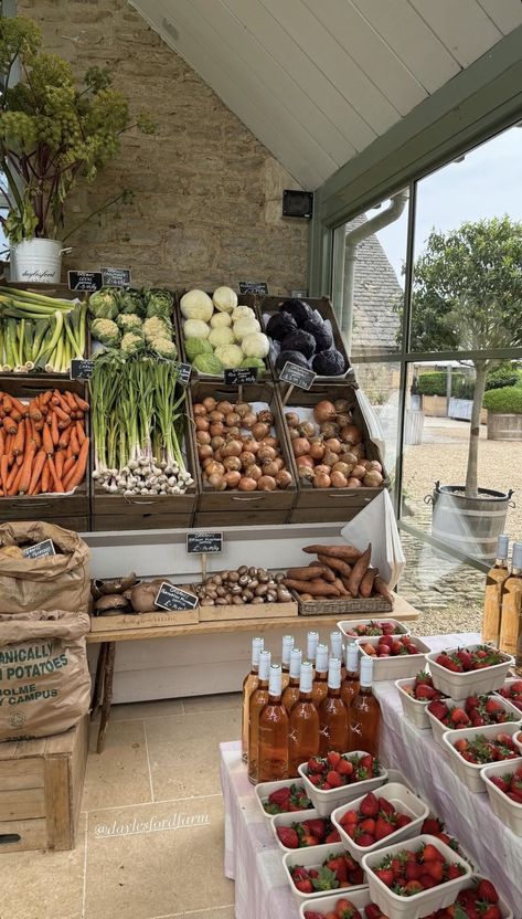 Family Garden Aesthetic, Homestead Store Ideas, Produce Market Display, Indoor Farmers Market Design, Farm Stand Aesthetic, Farm Shop Aesthetic, Vegetable Store Design, Vegetable Shop Design Ideas, Farm To Table Aesthetic