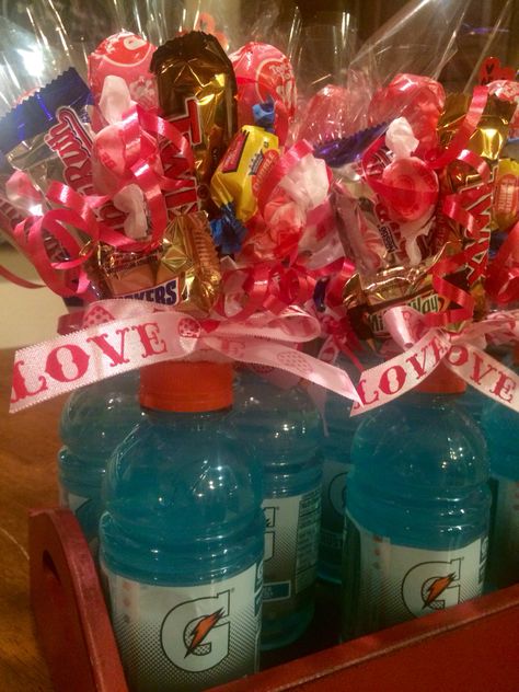 Gatorade candy bouquet. Bottle Candy Bouquet, Diy Mothers Day Crafts, Candy Boquets, Diy Mothers Day, Candy Bouquet Diy, Boyfriends Mom Gifts, For Mom, Inexpensive Christmas Gifts, Cheer Gifts