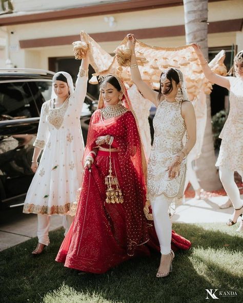 Desi Wedding Family Photos, Red Punjabi Wedding Lengha, Punjabi Wedding Colour Scheme, Desi Wedding Bridesmaids, Sikh Bridesmaids Outfits, Nikkah Bridesmaid Outfit, Sikh Bride Lengha, Punjabi Wedding Bridesmaids, Anand Karaj Outfit