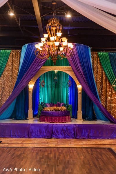 Arabian Decoration Party Ideas, Arabian Night Party Decorations, Arabian Theme Party Decoration, Aladdin Theme Decoration, Peacock Sangeet Decor, Peacock Theme Mehendi Decor, Arabian Nights Backdrop, Arabian Nights Decorations, Peacock Theme Wedding Decoration