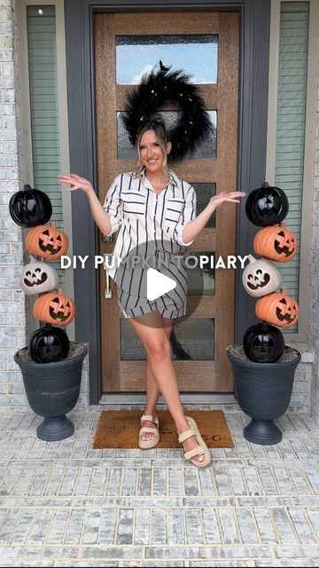 Kristin Miller | Creator | Dallas, TX on Instagram: "DIY pumpkin topiary for halloween🎃Comment “pumpkin” to get supplies to make these sent directly to your DMs! These would be a fun addition to your halloween porch this year! I like to plan ahead early so i’m not overwhelmed later. I’m sharing the directions below & be sure to save this video for when you’re ready to decorate👻🦇🎃
•
SUPPLIES:
* 2 large planters
* 10 pumpkins
* 2 wooden dowel rods 
* 10 mini puck lights
* Sand
* Spanish moss (i used about 1.5 bags for each planter)
* Zipties

DIRECTIONS:
1. Fill your planters with sand to the top with about 1 inch space left. 
2. Place your rod in the middle & lower until it is secure. Cover the sand with spanish moss.
3. Drill 2 small holes in the back of each of your pumpkins. Take a z Jack O Lantern Topiary Diy, Diy Pumpkin Bucket Decor, Upside Down Witch Legs Diy, Stacked Jack O Lanterns Diy, Halloween Porch Planters, Diy Halloween Topiary, Diy Halloween Planter Ideas, Pumpkin Tower Diy, Diy Halloween Porch Decorations