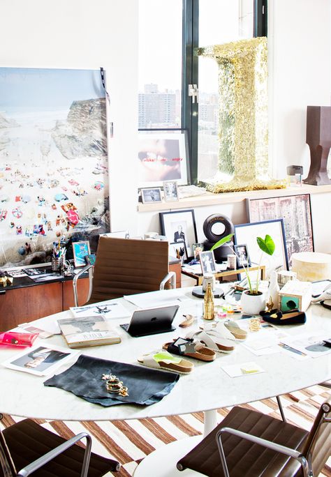 A Sneak Peek Inside Jenna Lyons's Super-Stylish J.Crew Office via @domainehome Cluttered Office, Brown Desk, Jenna Lyons, Study Corner, Home Decor Brands, Store Interiors, Office Inspo, Creative Workspace, Desk Chairs