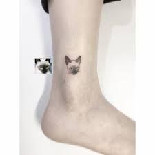 Siamese cat head tattoo on the ankle. Cat Head Tattoo, Siamese Cat Tattoos, Simple Cat Tattoo, Tattoo Gato, Small Dog Tattoos, Cat Tattoo Ideas, Head Tattoo, Amazing Tattoos, Cat Tattoos