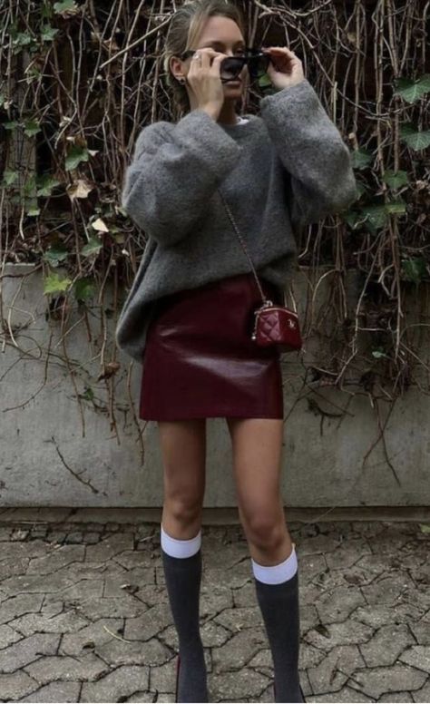 Burgundy Outfit Aesthetic, Winter 2024 Fashion Trends Women, Burgundy Leather Skirt Outfit, Burgundy Outfits For Women, Maroon Outfit, Burgundy Outfit, Dark Academia Fashion, Skandinavian Fashion, Academia Fashion