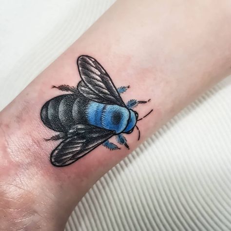 𝐃𝐑𝐄𝐀 𝐃𝐀𝐑�𝐋𝐈𝐍𝐆 𝐓𝐀𝐓𝐓𝐎𝐎 on Instagram: “A fresh start for the first tattoo of 2020! 🐝 Tattooed this little blue carpenter bee to cover up an old tatto for my lovely friend Mel…” Bumble Bee Cover Up Tattoo, Blue Bee Tattoo, Blue Carpenter Bee Tattoo, Carpenter Bee Tattoo, Bee Tattoos On Knees, New School Bumble Bee Tattoo, Beehive Arm Tattoo, Darling Tattoo, Blue Carpenter Bee