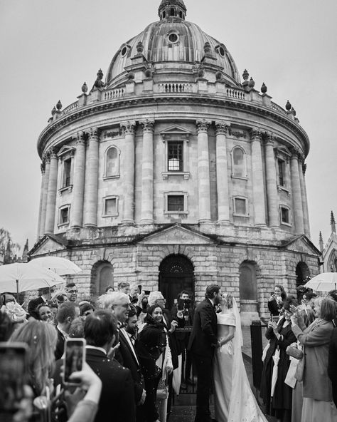 From meeting at university in Oxford to tying the knot in a three-day celebration across the city’s historical landmarks, discover the thoughtfully designed details and show-stopping settings of Malea and Aidan’s Oxford wedding weekend. *Tap the link in bio or head to Stories to read in full* Bride & Groom: @maleaschulte and @8idanr Photographer: @benjaminwheeler Wedding Planner: @albionparties Venues: @universitychurchoxford @bodleianlibraryweddings @wadhamoxford @ashmoleanmuseum @queens... Oxford Wedding, English Aesthetic, 1950s Hollywood, Stories To Read, Adventurous Things To Do, Ocean Club, Romantic Restaurant, Wellness Travel, Tying The Knot