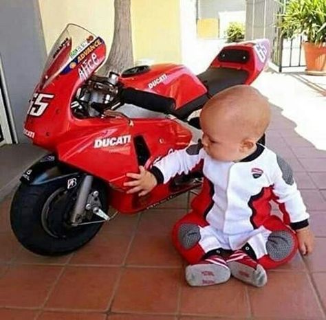 Baby rider Ducati... 😂😍💖😘💖😍😝😍😘😘😘😘😍😝😘💖😍😘😘😍💖💖😘💖😍😍😘😘💖😍😘😍💖 Baby Motorbike, Bike Status, Biker Baby, Motorcycle Riding Gear, Moto Ducati, Hot Biker Guys, Bmw Sport, Sunday School Crafts For Kids, Bike Photoshoot