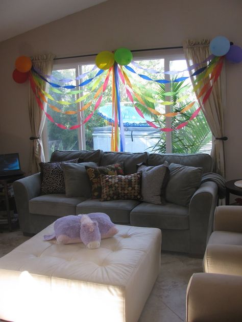 Birthday Decor With Streamers, Streamer Decorations Ideas Ceilings, Streamers Birthday Decor, Streamer Birthday Ideas, Cool Streamer Ideas, Streamers Decorations Ideas, Window Balloon Decoration, Streamers And Balloons Decorations, Party Streamers Ideas