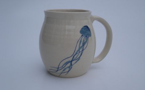 Jellyfish Mug Jellyfish Ceramic Mug, Easy Bowl Painting Ideas, Pottery Painting Sea Theme, Jellyfish Pottery Painting, Pottery Jellyfish, Jellyfish Mug, Ocean Themed Pottery, Jellyfish Ceramics, Jellyfish Pottery