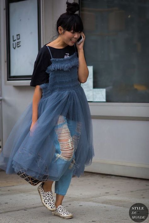 Dress Over Pants, Street Style 2016, Mode Hippie, Bootcut Jean, Boyfriend Jean, Looks Street Style, Denim Style, Fashion Night, Street Style Chic