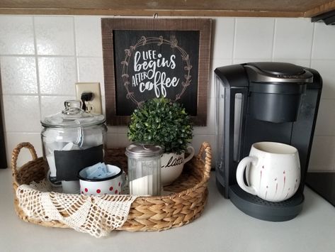 Coffee Bar Lazy Susan Ideas, Small Counter Top Coffee Bar, Tea Tray Display Coffee Stations, Keurig On Countertop, Coffee Station Tray, Keurig Set Up, Keurig Coffee Station Aesthetic, Coffee Tray Station Counter Space, Cute Keurig Station