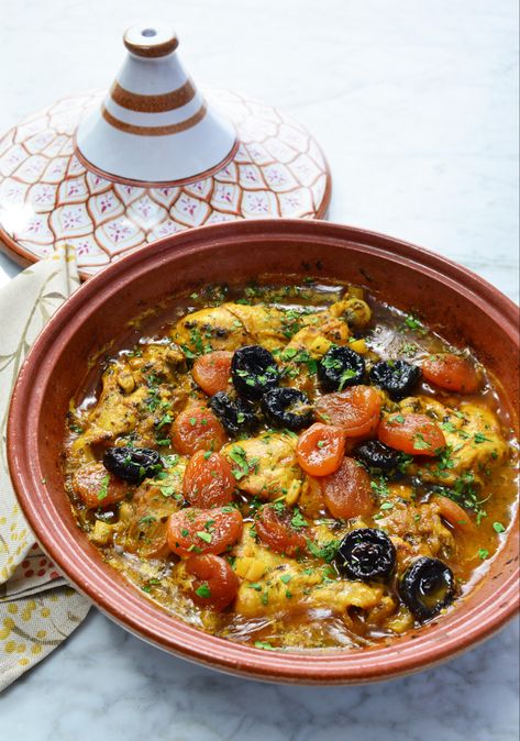 Moroccan Chicken With Apricots, Apricot Chicken Tagine, Moroccan Chicken Tagine Recipes, Chicken Tagine Recipes, Iftar Ideas, Moroccan Chicken Tagine, Moroccan Lamb Tagine, Moroccan Chicken Recipe, Beef Tagine