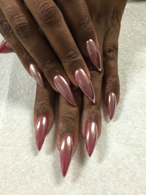 Chrome Nails Dark, Nails Dark Skin, Metallic Nail Colors, Chrome Nail Colors, Dark Pink Nails, Pink Chrome Nails, Nails Dark, Chrome Nail Art, Chrome Nails Designs