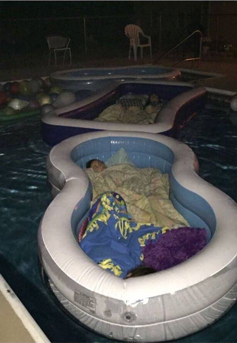 Inflatable pools in bid pool to sleep in Fun Sleepover Ideas, Fotos Goals, Kiddie Pool, Summer Goals, Bff Goals, Bff Pictures, Friend Goals, Squad Goals, Best Friend Goals