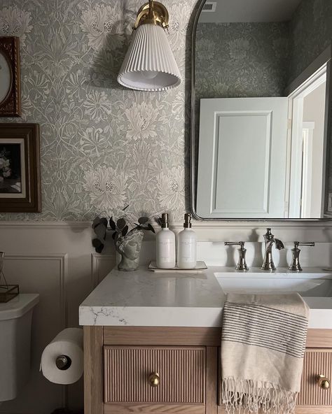 30 Board and Batten Bathroom Designs to Elevate Your Space Dainty Bathroom, Batten Bathroom, Small Bathroom Wallpaper, Wainscoting Bathroom, Powder Room Wallpaper, Bathroom Accent Wall, Powder Room Decor, Star Crossed, Downstairs Bathroom