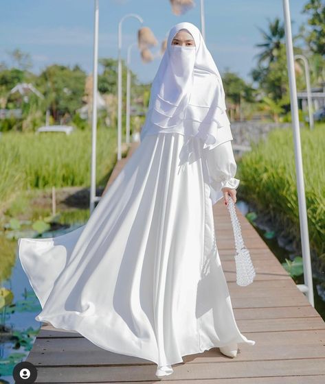 White Burkha, Ice On Face, Ootd Poses, Hijabista Fashion, Muslimah Dress, Islamic Dress, Muslim Women Hijab, Muslim Outfits, Islamic Girl