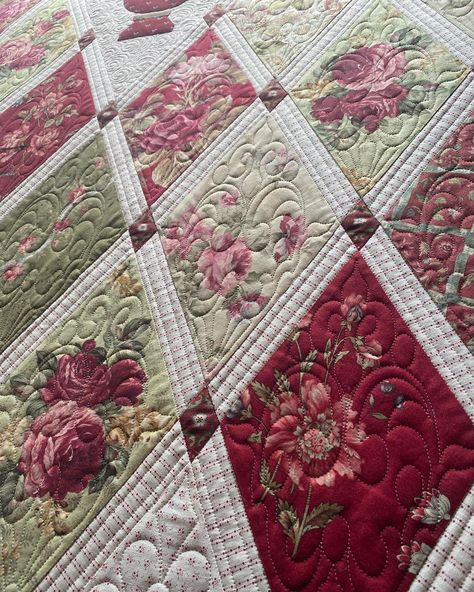 Sheree Mackintosh on Instagram: “#customerquilt #customquilting @bevchurchward #beautiful #difordhall 🌹#janeaustenquilt #yarravalleyquilting” Beautiful Quilts Patterns, Amazing Quilts, Embroidery Quilt, Shabby Chic Quilt Patterns, Victorian Quilts, Antique Quilts Patterns, Shabby Chic Quilts, Hand Quilting Patterns, Quilts Decor