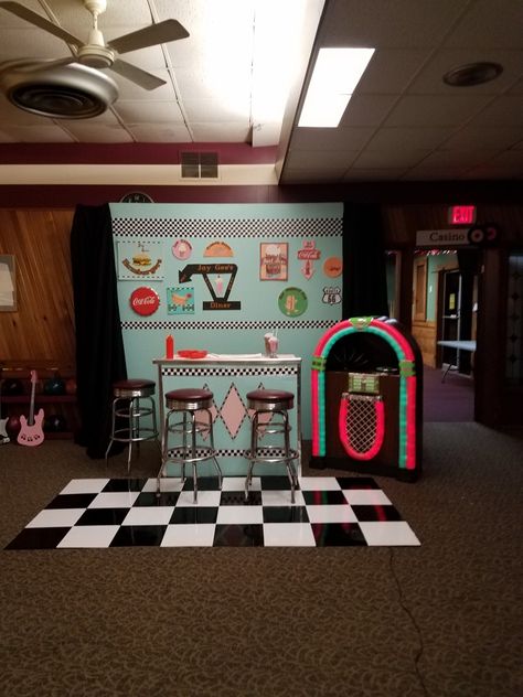 Grease Musical Set Design, Retro Booth Design, Grease Decorations, Grease Play, Grease Themed Parties, Grease Theme, Retro Theme Party, Grease Party, 50s Theme