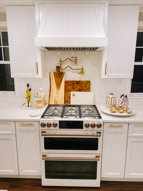 White Gas Stove Kitchen, Cafe Stove White, Cafe Oven In Kitchen, Quartz Behind Stove, Gas Stove With Hood, Behind Stove Decor Ideas, Behind Stove Decor, White Stove Kitchen, Quartz Backsplash Behind Stove