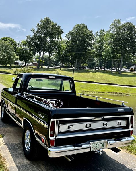 Old School Ford Trucks, Old Pick Up Trucks, Cute Trucks, Old Ford Trucks Vintage, Black Pickup Truck, Old Ford Pickup Truck, Old Ford Truck, Trucks Ford, Vintage Pickup