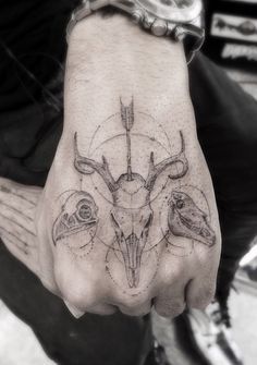 Mon nouveau tatouage!!(dans 4 ans....) More Deer Skull Tattoos, Geometric Skull, Sacred Geometry Tattoo, Deer Tattoo, Geometry Tattoo, Animal Skull, Tattoo Magazines, Skull Tattoo Design, Elephant Tattoos