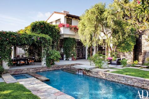 Movie Producer Peter Guber’s Mediterranean Revival Home in Los Angeles Becomes a Gallery-Worthy Space Patio Veranda, Movie Producer, Mediterranean Revival, Spanish Style Home, Modern Pools, Spanish Style Homes, Hacienda Style, Dream Pools, Backyard Pool Designs