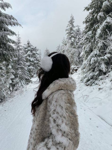 #aesthetic #aestheticoutfit #winter #winterwonderland #winteroutfit #fashion #snow Snow Queen Aesthetic Outfit, Winter Aesthetic No Snow, Winter Instagram Aesthetic, Winter Aesthetic Pfp, Snow Princess Aesthetic, Snow Pictures Aesthetic, Snow Girl Aesthetic, Wintercore Outfits, Winter Selfies