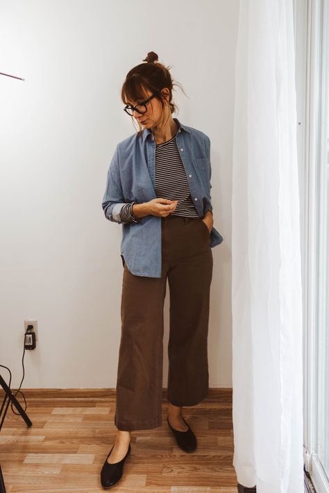 Fall Look Book, Cold Weather Fashion, Chambray Top, Brown Pants, Look Book, Clothespins, 가을 패션, Fall Fashion Trends, Mode Inspiration