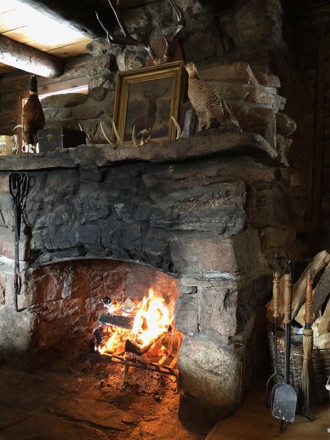 Cottage Reference, Pilgrim Aesthetic, Ben Aesthetic, Homestead Homes, Cooking Hearth, Gothic Interior Design, Dark And Moody Interiors, Winter Fireplace, Eccentric Decor