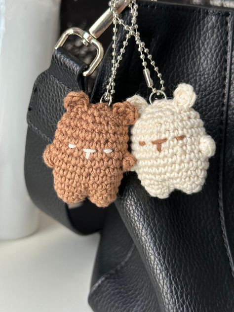 Handmade Crochet mini Bear Amigurumi - Adorable and Romantic! This adorable crochet Bear is perfect for fans of all ages and makes a charming addition to your keys or bag. Perfect as a desk buddy or Secret Santa gift, a decorative piece, a unique gift for birthdays, baby showers, holidays, or any special occasion.or a cute addition to your amigurumi collection Made with 100% cotton yarn. Approximately 5 cm / 2" tall Please note that colors may vary slightly from those in the photos. Smoke and pe Pompom Bear Diy, Croche Keychains, Crochet Key Charm, Crochet Quick Gifts, Crochet Mini Toys, Crochet Projects Keychain, Crochet Bag Keychain, Crochet Keychain For Boys, Couple Crochet Keychain