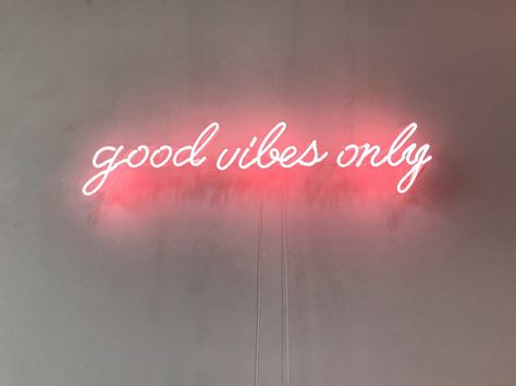 Good Vibes Only Neon Sign, Wallpapers Rosa, Neon Sign For Bedroom, Deco Surf, Sign For Bedroom, Artwork Lighting, Neon Quotes, Fb Cover Photos, Wall Decor Lights